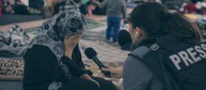 الصحافيون/ات أمام اختبار أخلاقي في مراكز النزوح